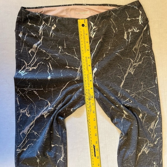 Marika grey & silver crop workout legging w/inner waist pocketSz-XL(16-18).  Q14 - Picture 6 of 9